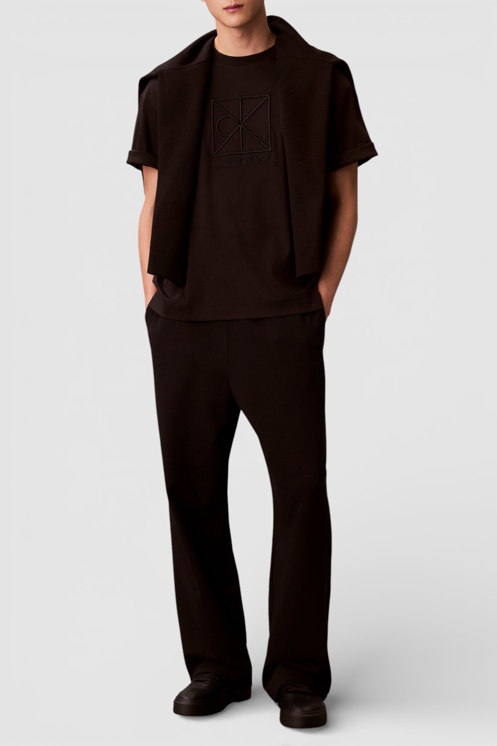 תמונת כל הלוק של חולצת טי בגזרה משוחררת